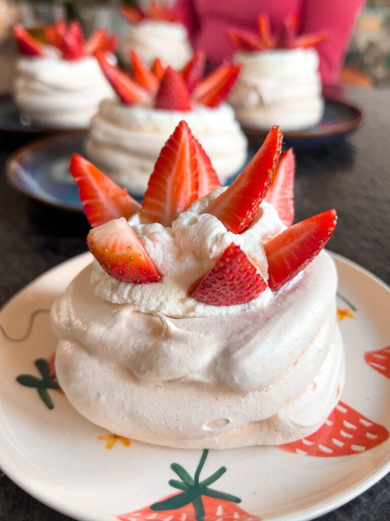 Mini beza Pavlova z kremem na bazie śmietanki i mascarpone udekorowana truskawkami